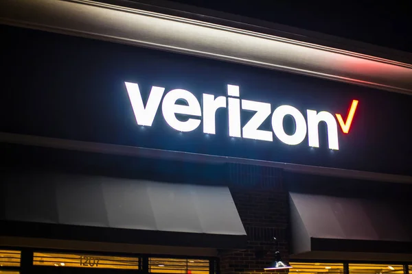Augusta, Ga USA - 121: 20: Verizon mağazası gece tabelası