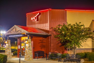 Augusta, Ga USA - 122 20: LongHorn Et Lokantası Gece Binası Girişi