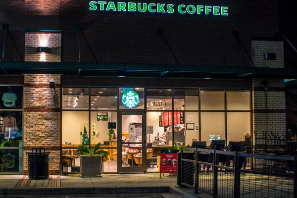 Augusta Usa Starbucks Kávézó Bolt Bejárata Éjjel — Stock Fotó