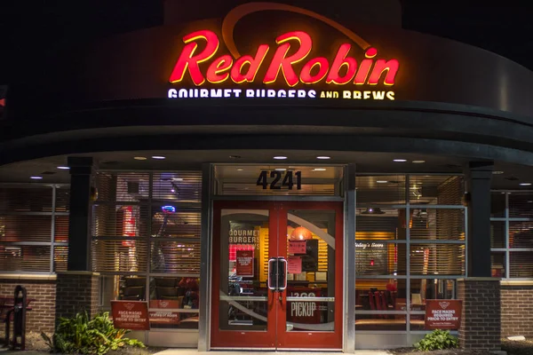 Augusta, Ga USA - 122 20: Red Robin fast food restoranının gece girişi ve imzası