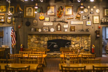 Augusta, Ga USA - 11: 22: 20: Cracker Barrel Restoranı Kapalı sosyal konutlar, sandalyeler ve şömine