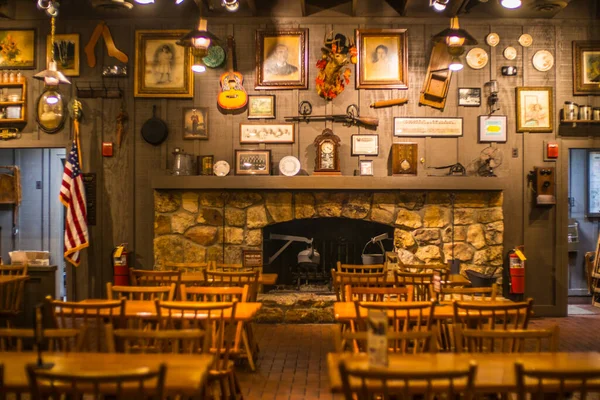 Augusta, Ga USA - 11: 22: 20: Cracker Barrel Restoranı Kapalı sosyal konutlar, sandalyeler ve şömine