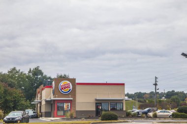 Augusta, Ga USA - 125 20: Burger King fast food restoranı ve arabalar
