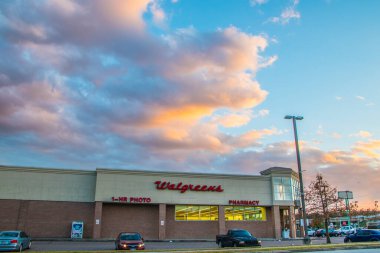 Augusta, Ga USA - 125 20: Bulutlu bir günde Walgreens Eczanesi