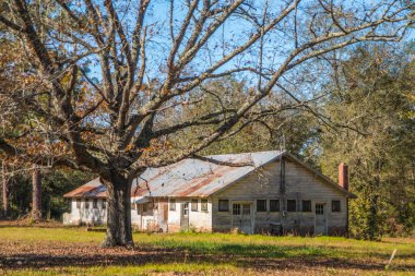 Georgia 'nın güneyinde terk edilmiş eski bir bina.