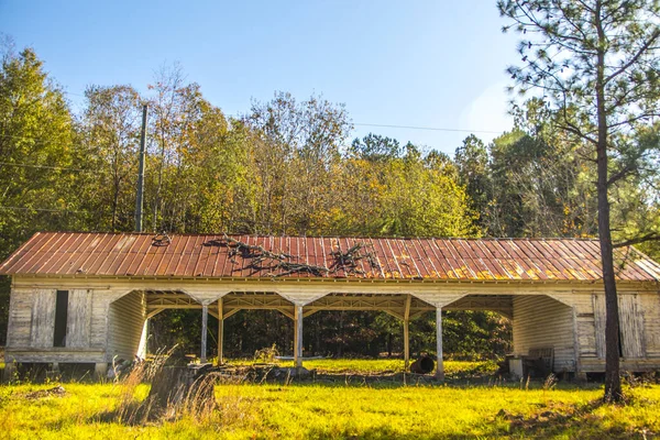 ジョージア州南の田舎の古い放棄された構造錆びた錫の屋根の正面ビュー — ストック写真