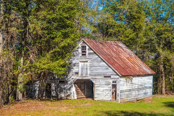 田舎の古い木造素朴なスタイルの納屋ジョージアのフロントコーナービュー — ストック写真