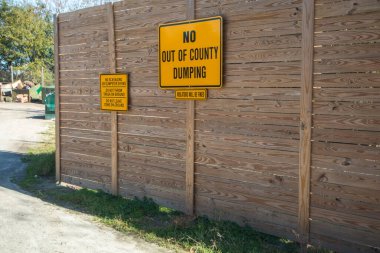 Wrens, Ga USA - 127-20: Uyarı levhaları ve umumi çöp alanları