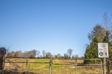 Açık bir günde Georgia kırsalında kilitli bir kapı ve uyarı işareti