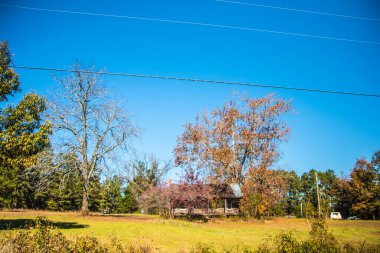 Gürcistan 'ın kırsalında bir çiftlikte terk edilmiş eski bir kır evi. 