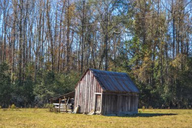 Sonbahar sırasında güneydeki bir çiftlikte kırsal bir yapı.