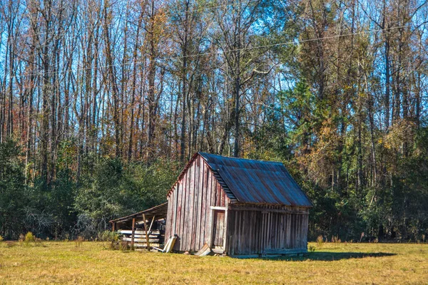 Sonbahar sırasında güneydeki bir çiftlikte kırsal bir yapı.