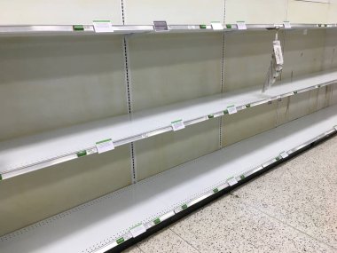 Augusta, Ga USA 125 20: Market tuvalet kağıdı ve kağıt havlular boş raflar ve tabelalar 