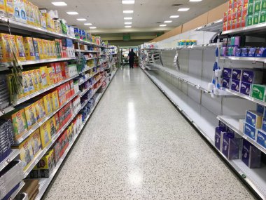 Augusta, Ga USA 125 20: Market tuvalet kağıdı ve kağıt havlular boş raflar ve tabelalar