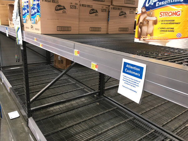 Augusta, Ga USA 11 25 20: Интерьер супермаркета Walmart на туалетной бумаге отсутствует на складе