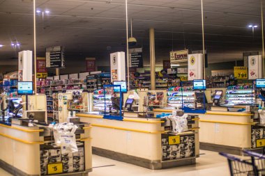 Augusta, Ga USA 123: 20 Gıda Aslanı bakkal gece pleksiglas kalkanları kasiyer sol