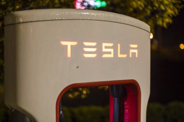 Augusta, Ga USA 123: 20: Tesla Araba şarj istasyonları gece kapatın