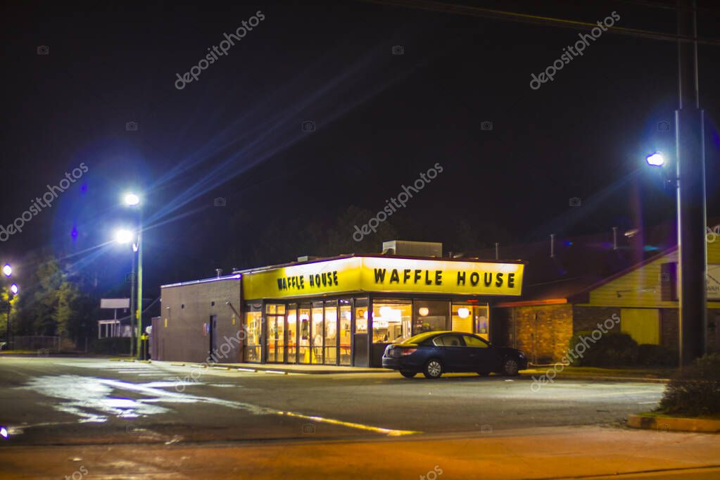 Augusta, Ga USA 11 23 20: Waffle House at night and street lights