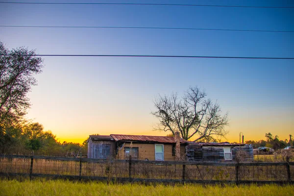 Een Eng Oud Huis Met Elektriciteitsleidingen Het Zuiden — Stockfoto