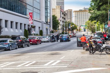 Atlanta, Ga USA 06: 07 20: Atlanta şehir merkezi Georgia protestocuları belediye binası önünde pankartlarla