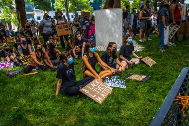 Atlanta, Ga USA 06: 07 20 Atlanta şehir merkezindeki Georgia halkı belediye binasının bahçesinde oturuyor.