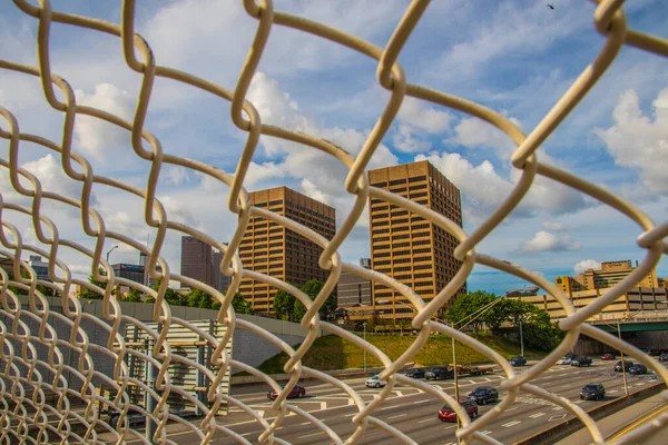 アトランタ ガインUsa ダウンタウンアトランタジョージア高層ビルやフェンスを介して背の高い建物 — ストック写真