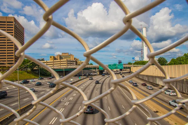 アトランタ ガインUsa ダウンタウンアトランタジョージア州フェンスを介して州間交通 — ストック写真
