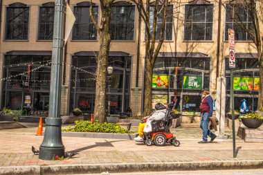 Atlanta, Ga USA 03 19: 20: Şehir merkezindeki yaşlılar dışarı bakıyor