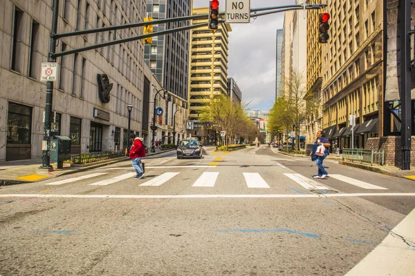 アトランタ ガインUsa 街と交通を横断するダウンタウンの人々 — ストック写真