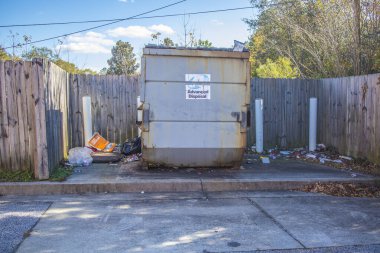 Augusta, Ga USA - 1201 20: Bir markette çöp konteynırı 