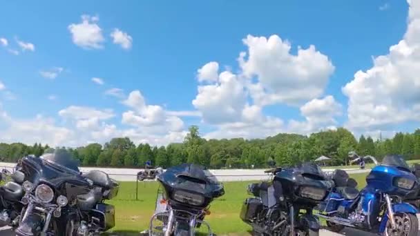 Baris Sepeda Motor Diparkir Dan Pengendara Jalur Latihan — Stok Video