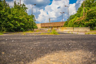 Augusta, Ga USA - 07 04 20: Terk edilmiş Regency alışveriş merkezi Mallentrance alçak görüşü engelledi