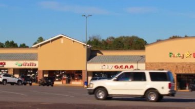 Açık mavi bir gökyüzünde bir alışveriş meydanı şeridi.