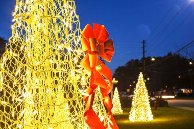 Akşamları kırmızı bir ağaçta kırmızı bir bayram yayı