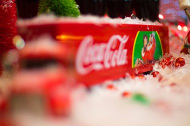 Augusta, Ga USA - 12. 04 20: Coca Cola tatil sahnesi ve yanında bir kokain kamyonu.