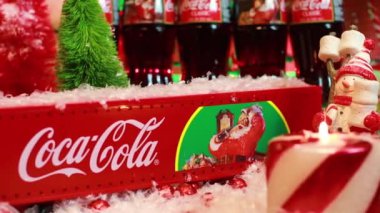Augusta, Ga USA - 12. 04 20: Coca Cola oyuncak kamyonu ve tatil sahnesi