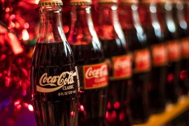 Augusta, Ga USA - 12: 04 20: Coca Cola Vintage 1996 Yüzüncü Yıl Olimpiyatları açılmamış şişe ve kırmızı etiket şişeleri
