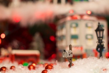 Kırmızı topları ve karlı posta kutusu sahnesi