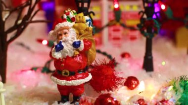 Noel süsleri sahnesi Noel Baba hediye dolu.