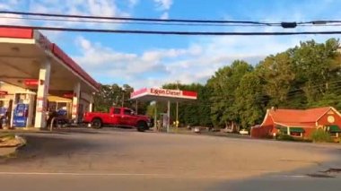 Helen, Ga USA - 08 08: 20: Helen Ga caddesi şehir merkezi manzaralı POV otoyolu