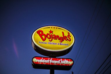Columbia County, Ga USA - 12: 22 20 Bojangles fast food restoranı gece sokak tabelasında