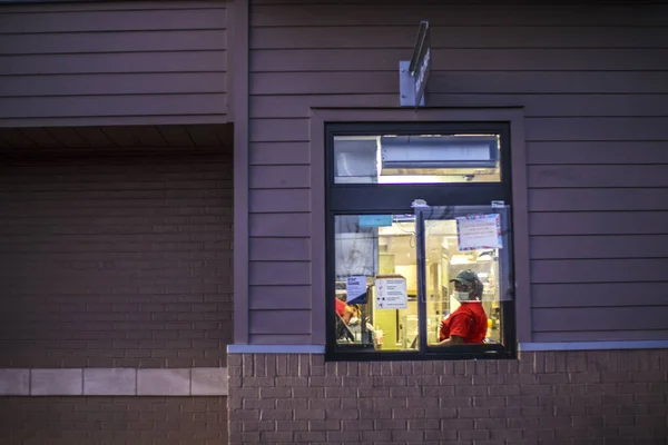 Columbia County Usa Mcdonalds Drive Thru Arbeiter Trägt Gesichtsmaske Und — Stockfoto