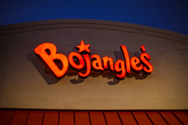 Columbia County, Ga USA - 12: 22 20: Bojangles fast food restoranı gece turuncu bina tabelasında