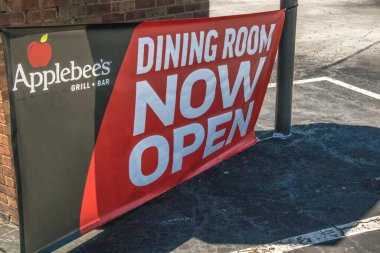 Gwinnett, County USA - 05: 31-20: Applebees barı ve ızgara restuarant sokak tabelası pankartı şimdi açık