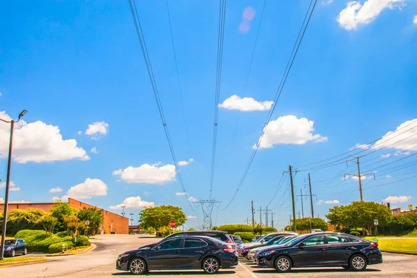 グウィネット 郡Usa 車の上に曇りの青い空を持つ大規模な産業用電柱とライン — ストック写真