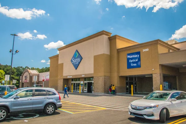 Gwinnett, County USA - 05: 31-20: İnsanlar ve arabalarla dolu Sams Club tabelası