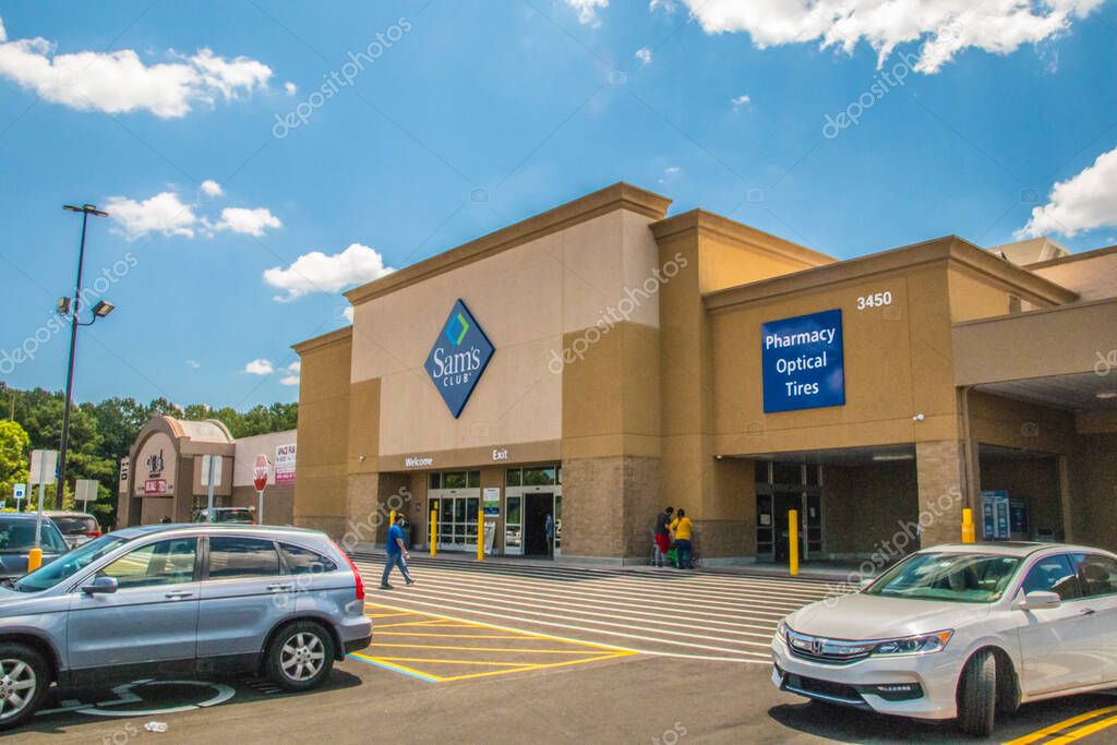 Gwinnett, County USA - 05 31 20: Sams Club building sign with people and cars