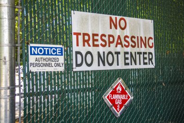 İzinsiz giriş yasak. Yeşil çitlere imza atmayın.