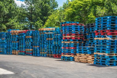 Gwinnett, County USA - 05: 31 20: Walmart mavi ve kahverengi paletleri istifliyor