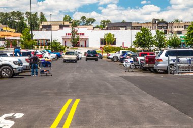 Gwinnett, County USA - 05: 31-20: Perakende alışveriş merkezi otoparkı arabaları ve insanlar
